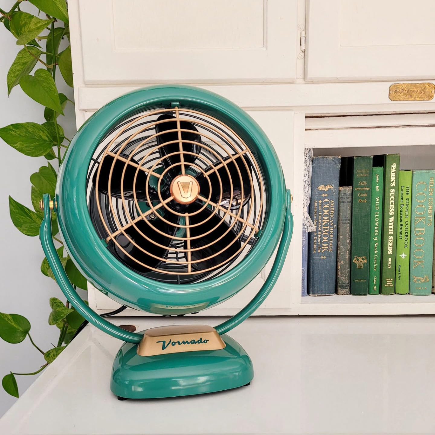 Vornado VFAN Vintage Air Circulator Fan, 3 Speeds, Metal Construction, Adjustable Airflow, Green - Image 6