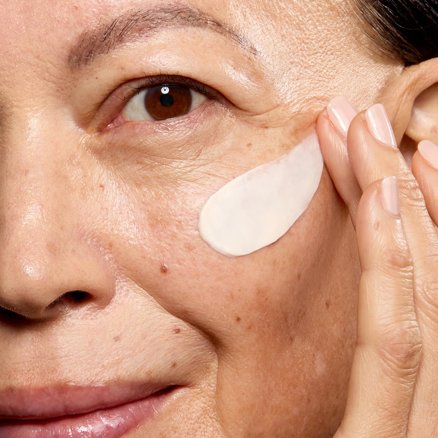 No7 Restore & Renew Multi Action Face & Neck SPF 30 Day Cream - Firming & Hydrating Face Moisturizer with Hyaluronic Acid to Help Reduce the Appearance of Wrinkles - Fragrance-Free (1.69 Fl Oz) - Image 5